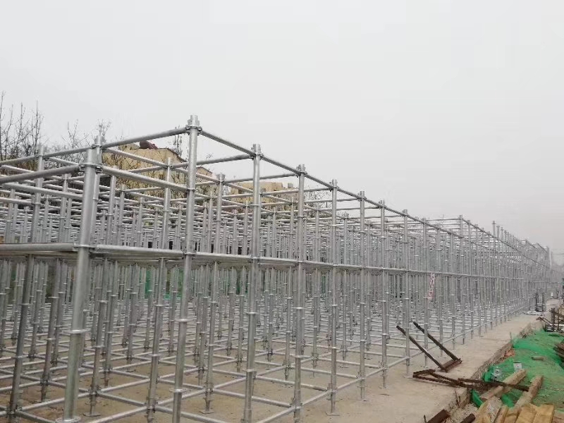 搭建腳手架橫向掃地桿與縱向掃地桿時(shí)，怎么設(shè)置好？ (圖1)